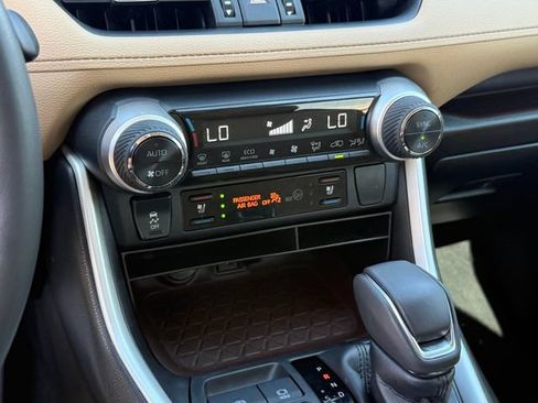 Used 2022 Toyota RAV4 Limited FWD image 21