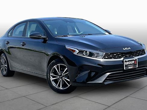 Used 2023 Kia Forte LXS w/ LXS Technology Package FWD image 3
