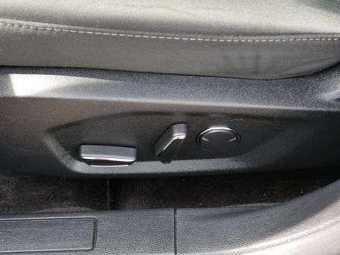 Used 2018 Ford Fusion SE w/ Fusion SE Technology Package FWD image 19