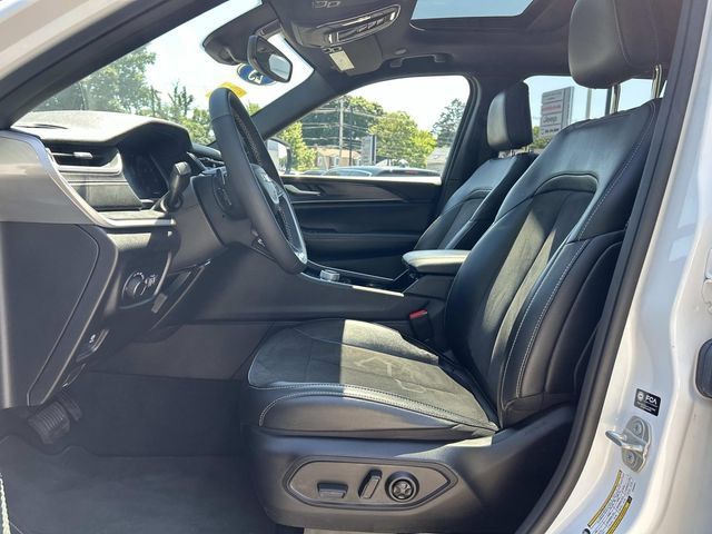 Used 2023 Jeep Grand Cherokee Altitude AWD/4WD image 14