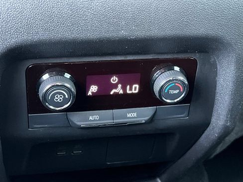 Used 2025 Chevrolet Traverse LT FWD image 17