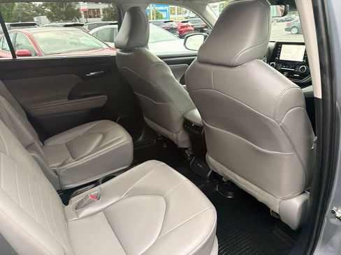 Used 2022 Toyota Highlander XLE AWD/4WD image 14