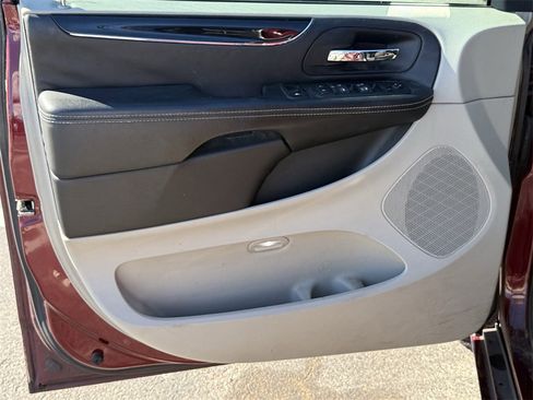 Used 2017 Dodge Grand Caravan SE image 10