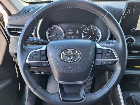Used 2024 Toyota Highlander XLE image 9