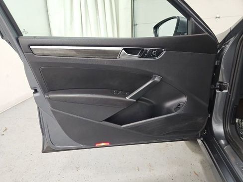 Used 2017 Volkswagen Passat 1.8T SEL Premium image 11