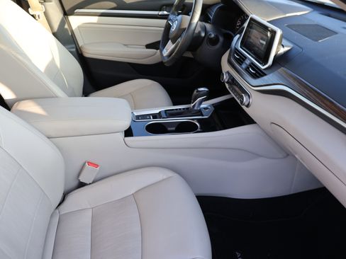 Used 2020 Nissan Altima 2.5 Platinum image 11