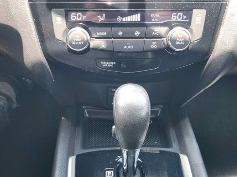 Used 2015 Nissan Rogue SV w/ SV Premium Package FWD image 18
