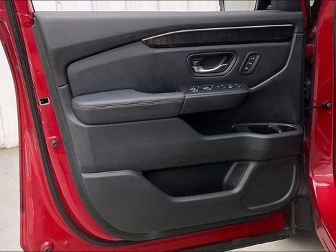 Certified 2025 Honda Pilot Black Edition image 21