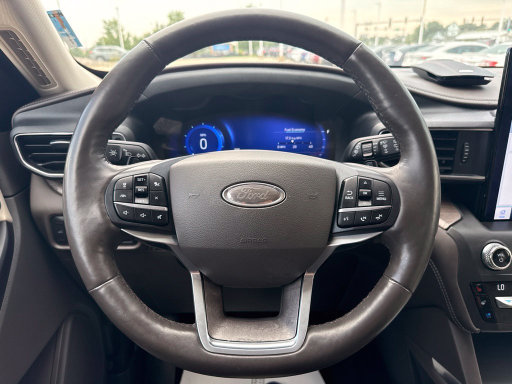 Used 2020 Ford Explorer Platinum w/ Premium Technology Package AWD/4WD image 11