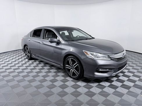 Used 2017 Honda Accord Touring image 2