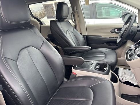 Used 2023 Chrysler Pacifica Touring-L image 13