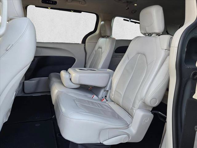 Used 2021 Chrysler Pacifica Touring-L FWD image 16