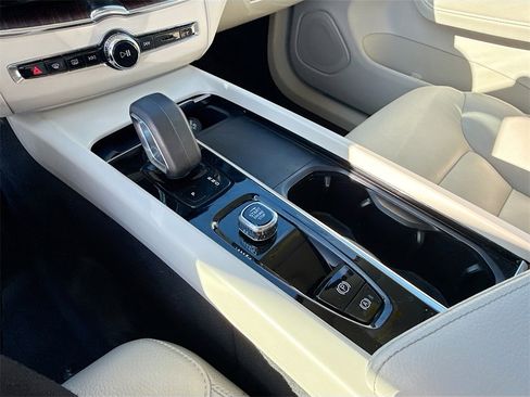 Used 2022 Volvo XC60 B5 Momentum image 18