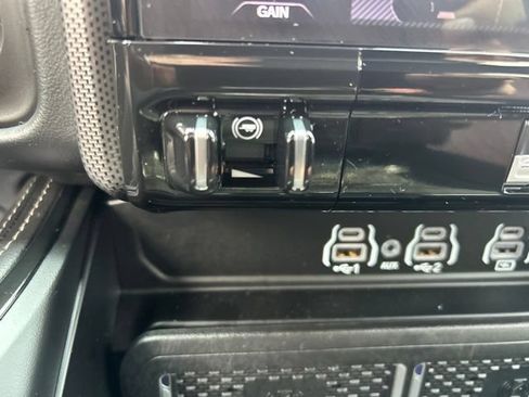 Used 2025 RAM 2500 Limited AWD/4WD image 27