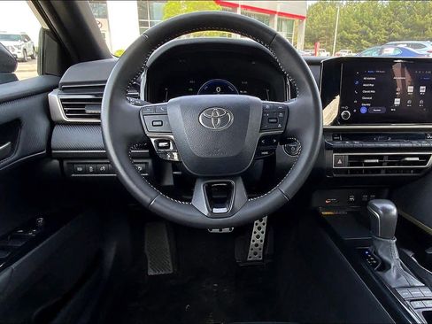 Used 2025 Toyota Camry SE image 6
