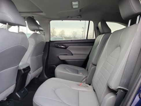 Used 2021 Toyota Highlander XLE image 11