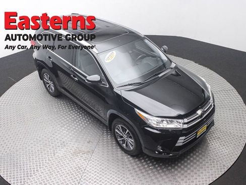 Used 2019 Toyota Highlander XLE AWD/4WD image 3