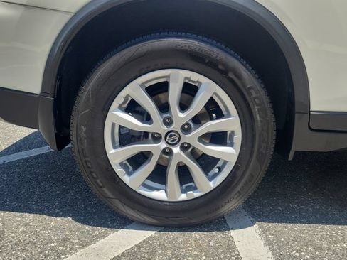 Used 2018 Nissan Rogue SV w/ Premium Package FWD image 5