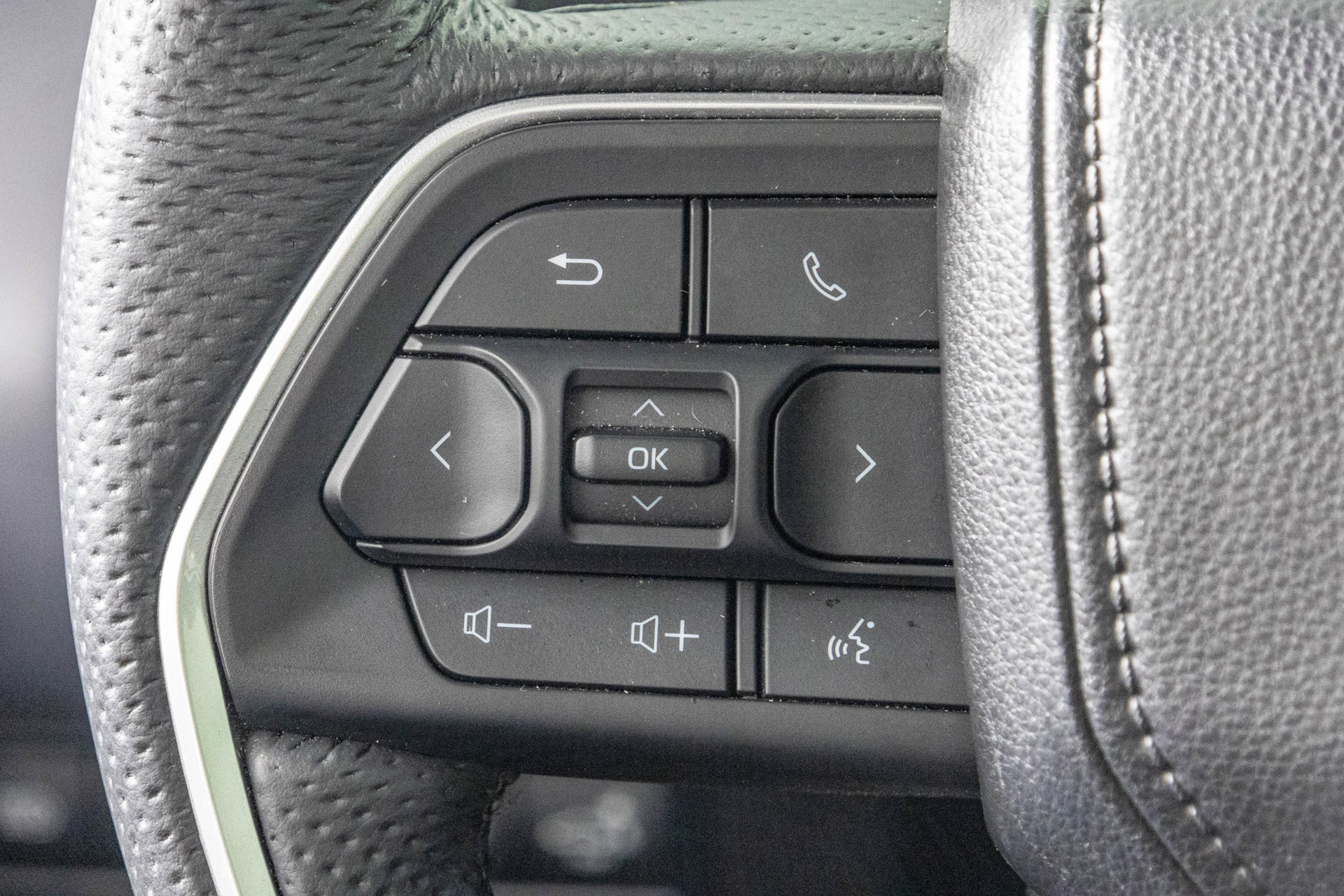 Used 2025 Toyota Tundra Platinum w/ TRD Off-Road Package AWD/4WD image 32