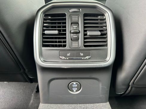 Certified 2025 Porsche Macan AWD/4WD image 40