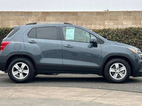 Used 2022 Chevrolet Trax LT w/ LT Convenience Package image 3