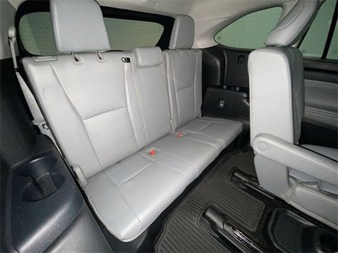 Used 2022 Toyota Highlander XLE image 24