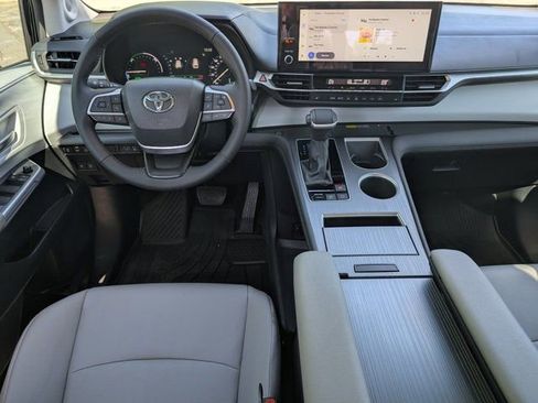 Used 2025 Toyota Sienna XLE image 18