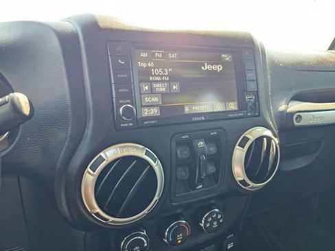 Used 2016 Jeep Wrangler Unlimited Sahara w/ Connectivity Group AWD/4WD image 21
