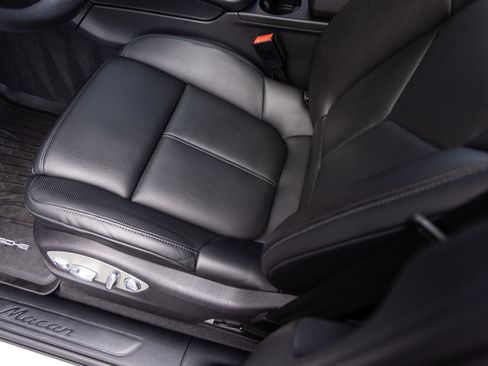 Certified 2025 Porsche Macan AWD/4WD image 22