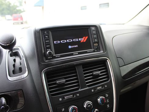 Used 2020 Dodge Grand Caravan SE w/ UConnect Hands-Free Group image 8