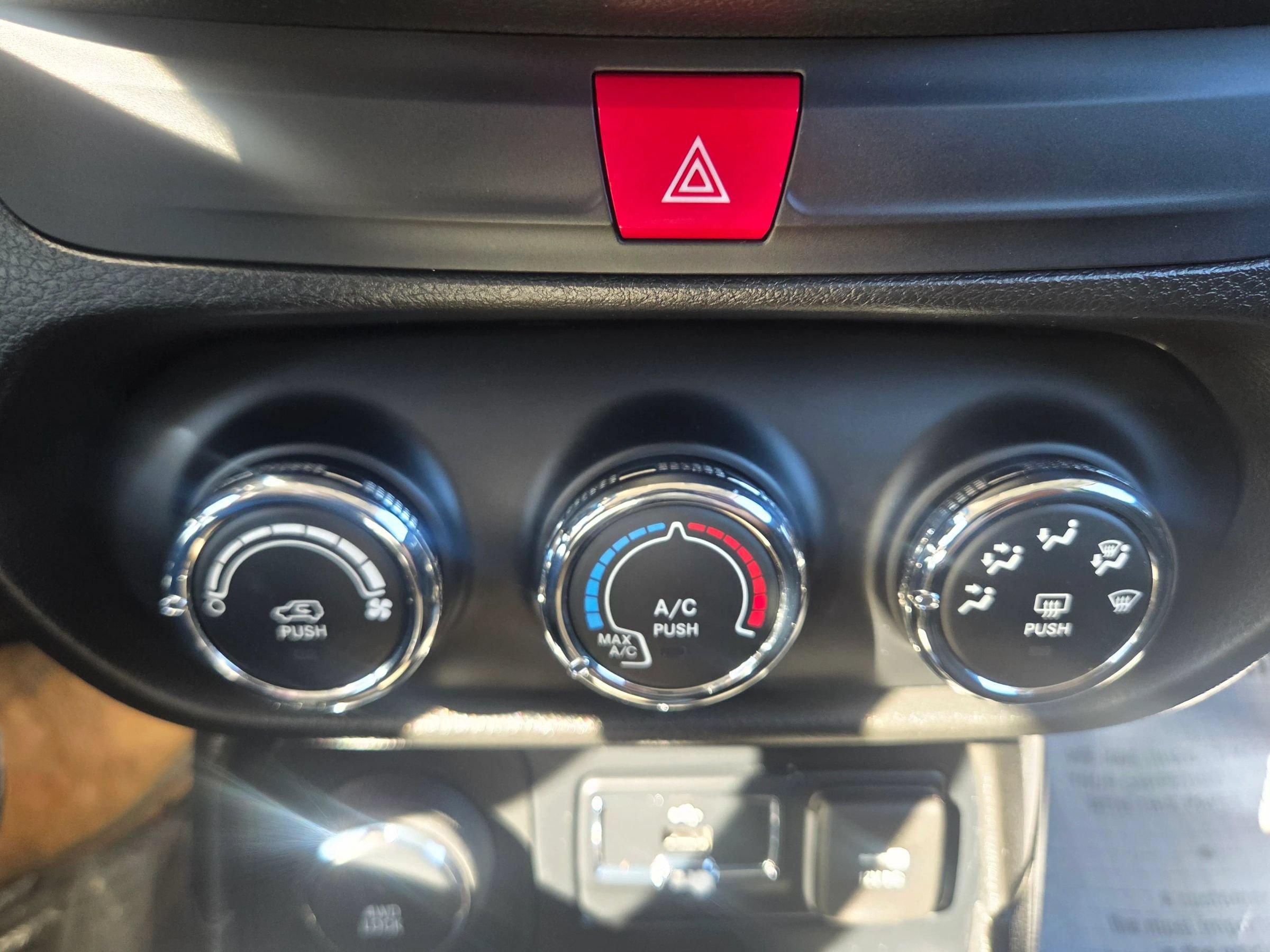 Used 2016 Jeep Renegade Latitude AWD/4WD image 15