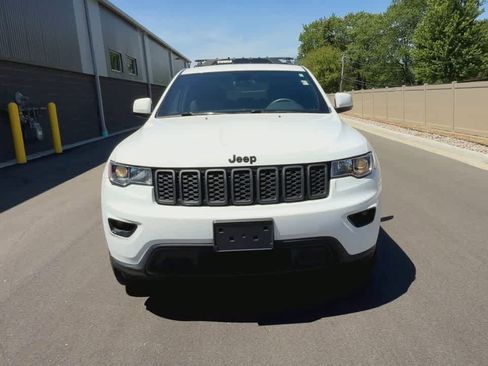 Used 2018 Jeep Grand Cherokee Laredo AWD/4WD image 3