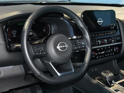 Certified 2025 Nissan Pathfinder Platinum w/ Black Appearance Package AWD/4WD image 2