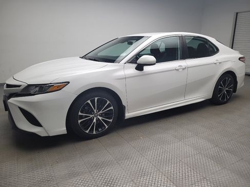 Used 2020 Toyota Camry SE image 2