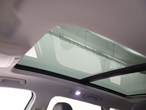 Used 2025 Volkswagen Taos SE w/ Panoramic Sunroof Package image 19