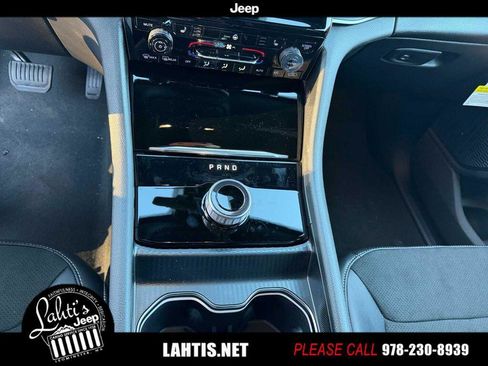 New 2025 Jeep Grand Cherokee Altitude image 9