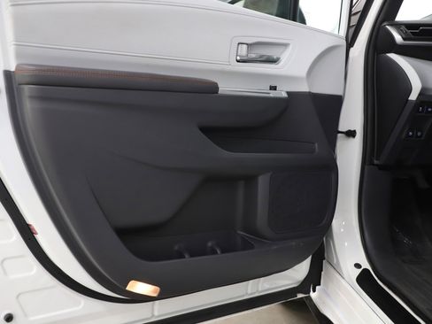 Used 2022 Toyota Sienna XSE image 22