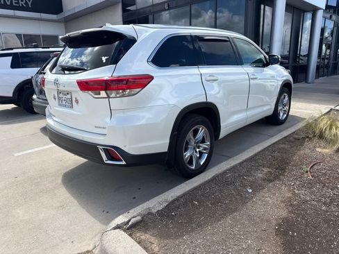 Used 2017 Toyota Highlander Limited FWD image 4