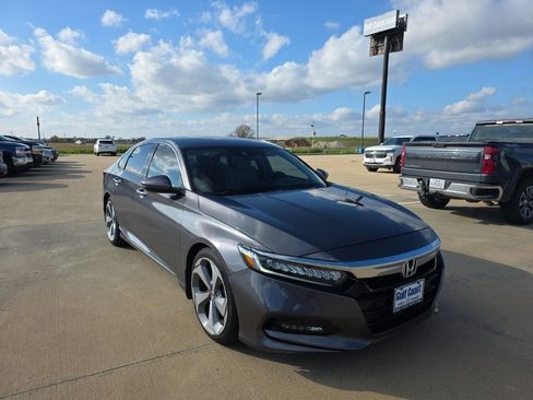 Used 2018 Honda Accord Touring image 2