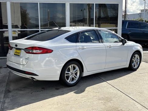 Used 2018 Ford Fusion SE w/ Fusion SE Technology Package image 3