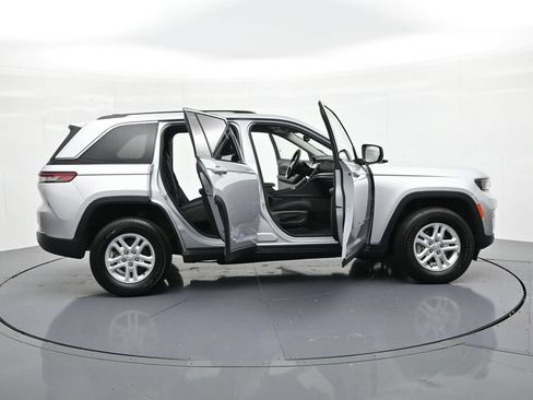 Used 2023 Jeep Grand Cherokee Laredo w/ Luxury Tech Group I AWD/4WD image 22