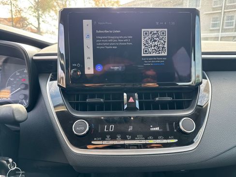 Used 2025 Toyota Corolla LE image 28