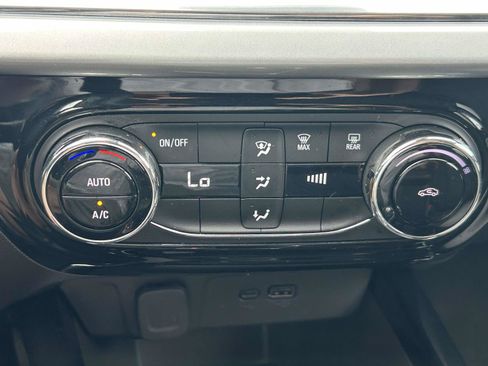 Used 2025 Chevrolet Trax LT FWD image 19