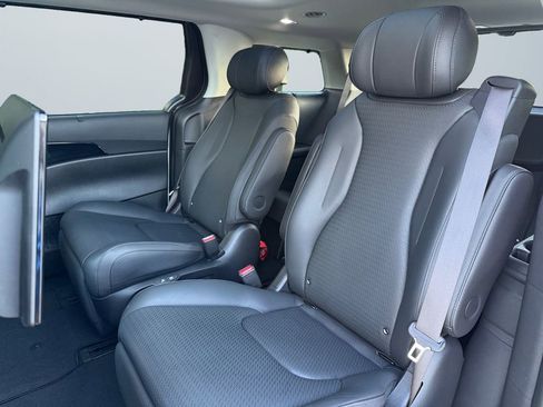 Used 2025 Kia Carnival SX Prestige image 13