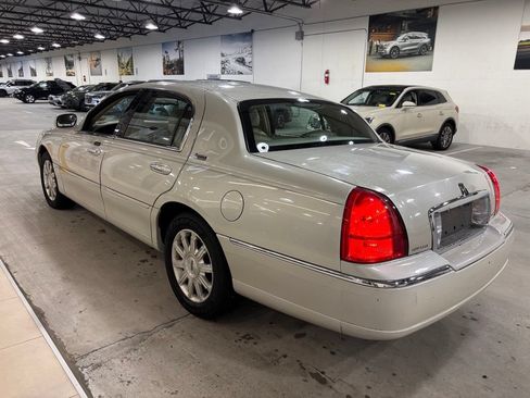 Used 2006 Lincoln Town Car Signature Limited RWD image 4