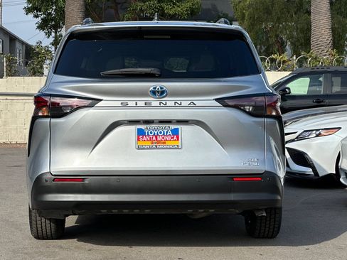 Used 2024 Toyota Sienna XLE FWD image 5