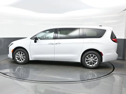 New 2027 Chrysler Pacifica Select AWD/4WD image 4