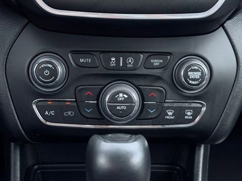 Used 2022 Jeep Cherokee Trailhawk w/ Premium Leather Package AWD/4WD image 37