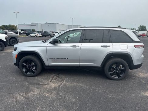 Used 2025 Jeep Grand Cherokee Altitude AWD/4WD image 4