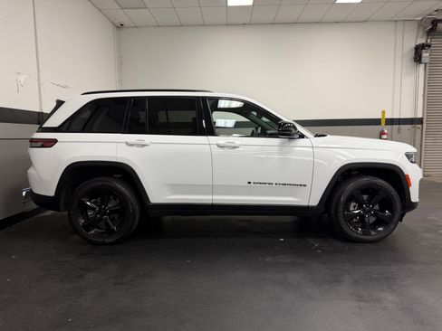Used 2024 Jeep Grand Cherokee Altitude AWD/4WD image 5